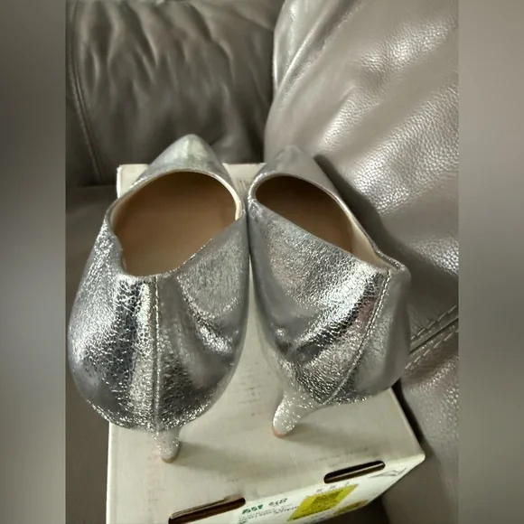 Life Stride Silver Pointed Toe Flats. Size 8.5 - Picture 3 of 7